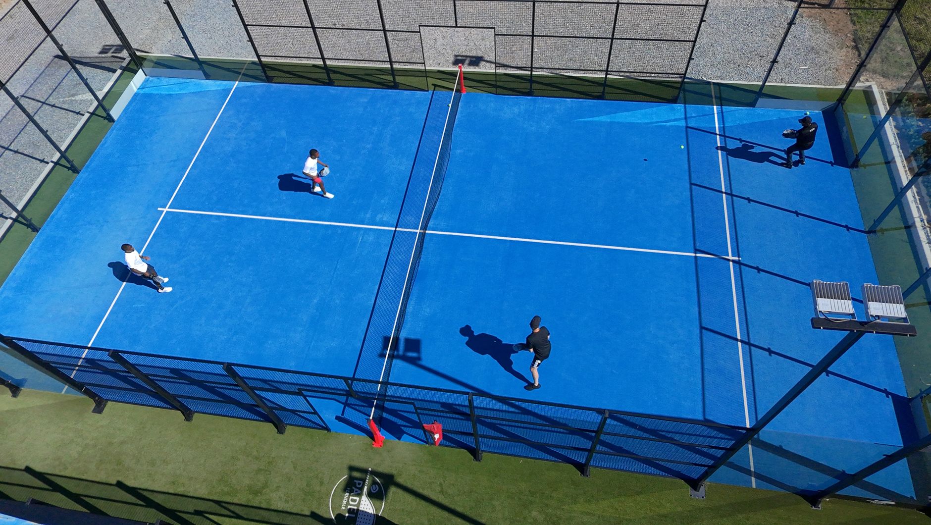 Kan je padel spelen met 3 personen (of alleen)?