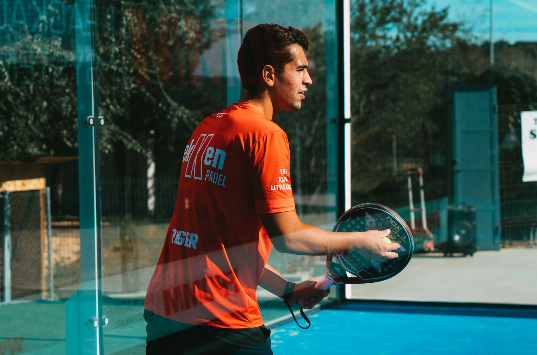 Hoe serveer je bij padel? Alle serviceregels uitgelegd