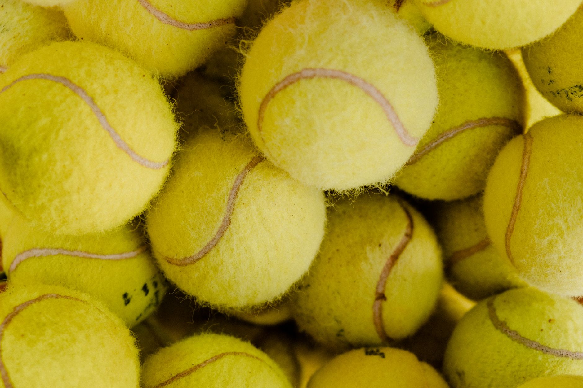Wat is het verschil tussen een padelbal en een tennisbal?